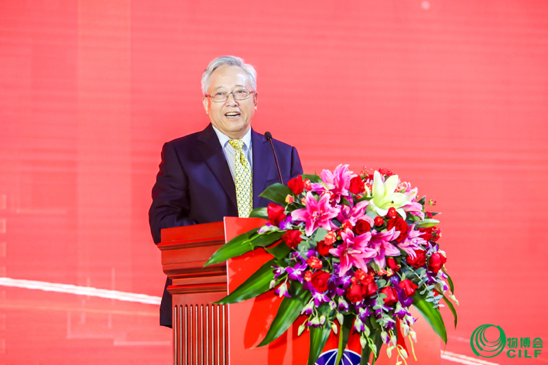 深圳原市委常委、副市長張思平發(fā)表領(lǐng)導(dǎo)致辭。.jpg 深圳原市委常委、副市長張思平發(fā)表領(lǐng)導(dǎo)致辭。.jpg